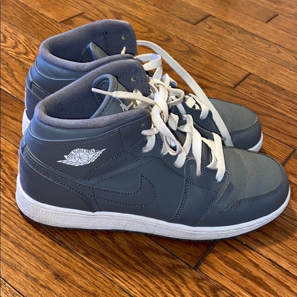 Gray Mid Jordan 1s 🏀